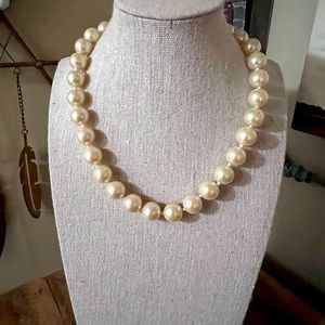 Beautiful faux pearl choker